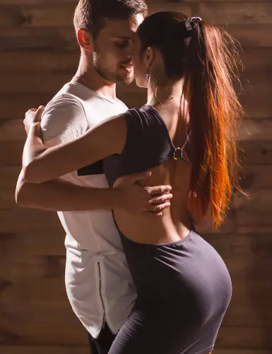 Hombre y mujer bailando bachata