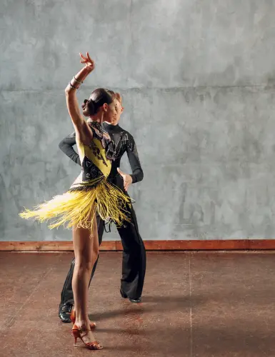 Jóvenes bailando un Cha-Cha-Cha