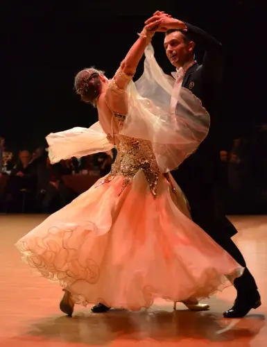 Hombre y mujer bailando un vals