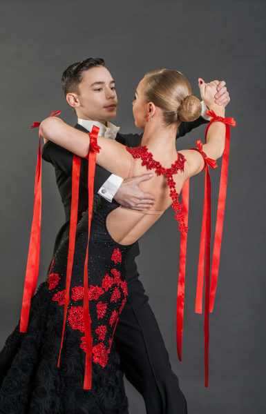 Jóvenes bailando un vals