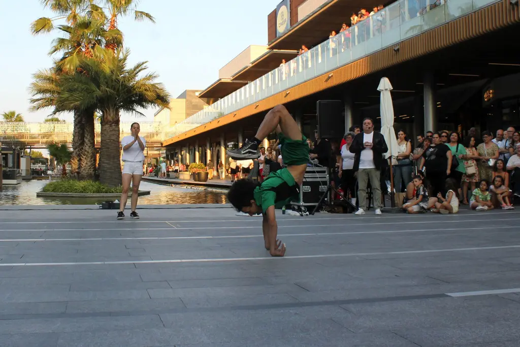 Joven haciendo break dance