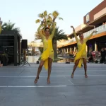 Mujeres con trajes amarillos de bailarinas haciendo un show