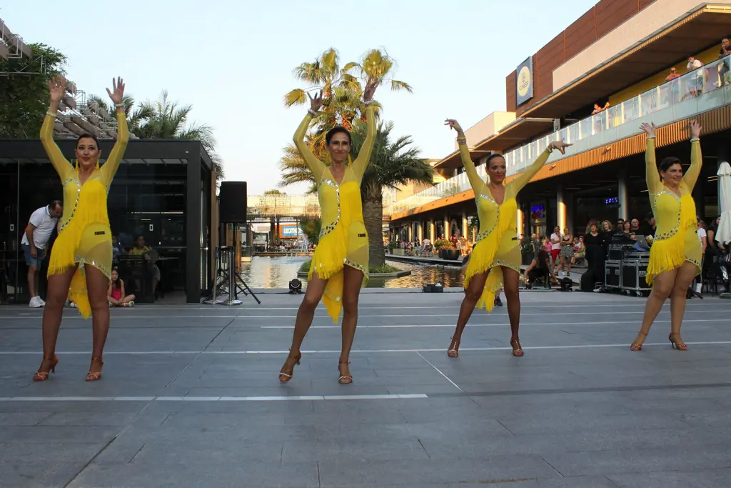 Mujeres con trajes amarillos de bailarinas haciendo un show