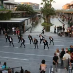 Jóvenes participando en el evento de puerto venecia