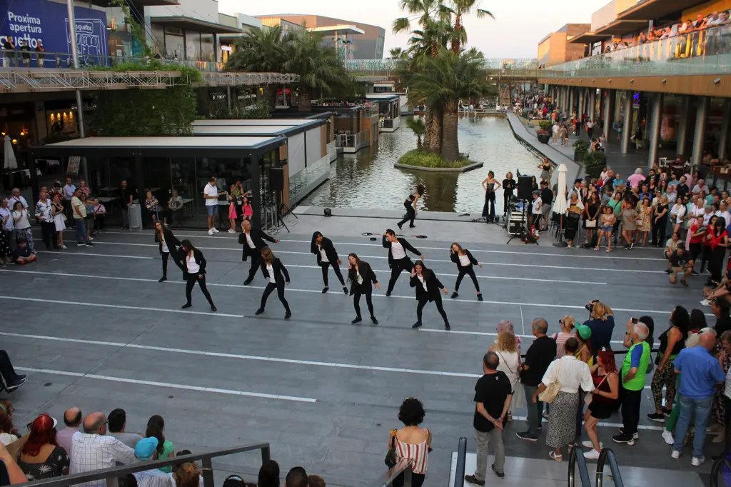 Jóvenes participando en el evento de puerto venecia