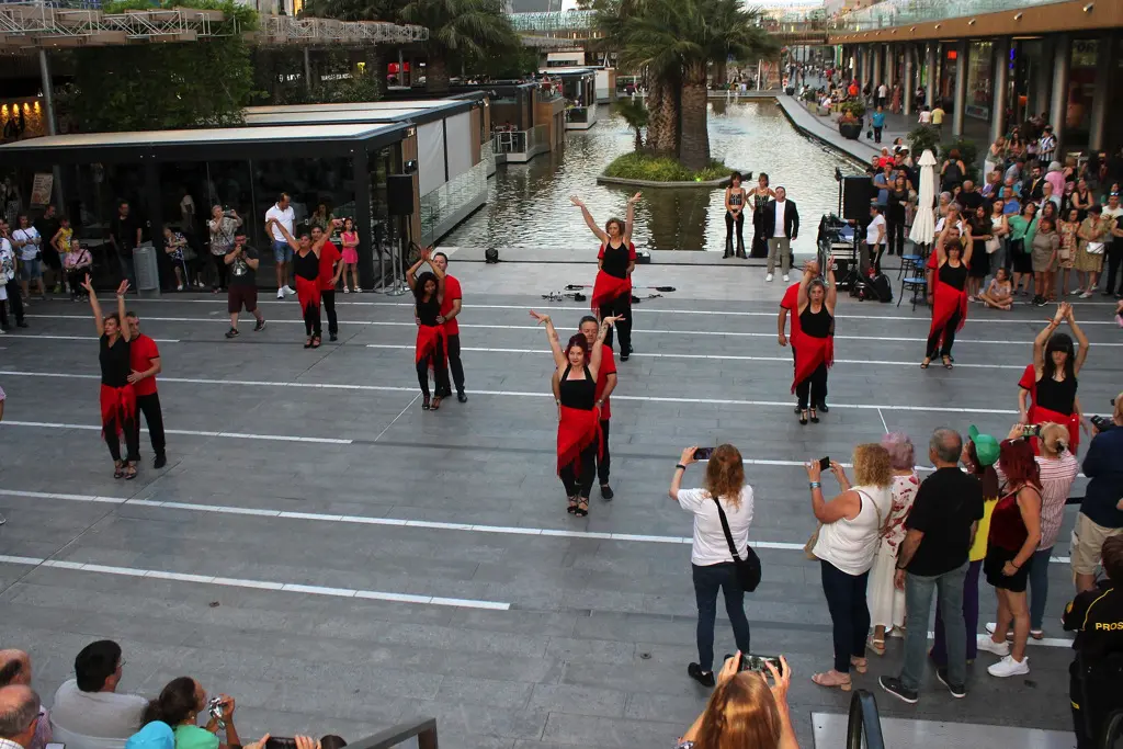 Plano picado de una de las actuaciones en puerto venecia baila