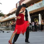 Pareja de la asociación bailando en el evento de Puerto Venecia