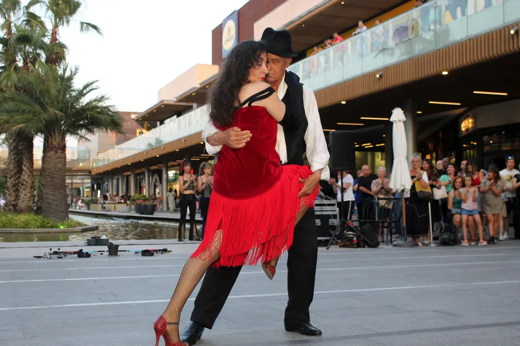 Pareja de la asociación bailando en el evento de Puerto Venecia