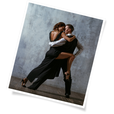 Mujer y hombre bailando apasionadamente