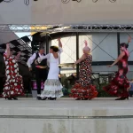 Mujeres vestidas de flamencas bailando