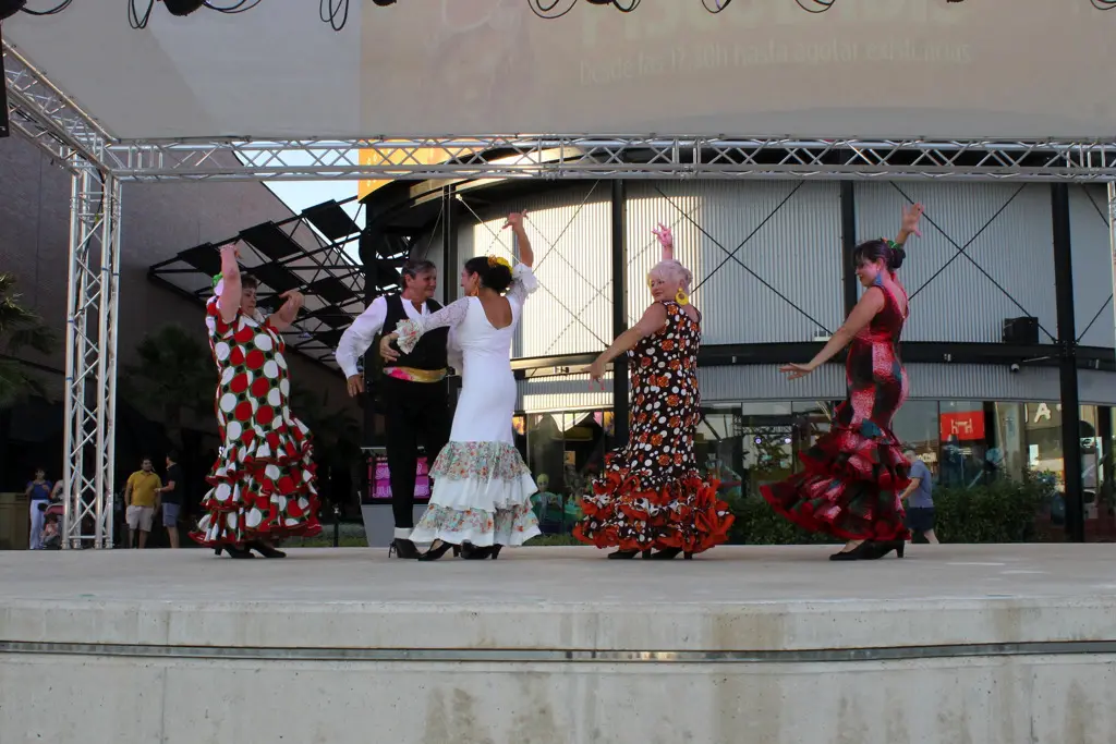 Mujeres vestidas de flamencas bailando