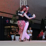 Pareja bailando en escenario