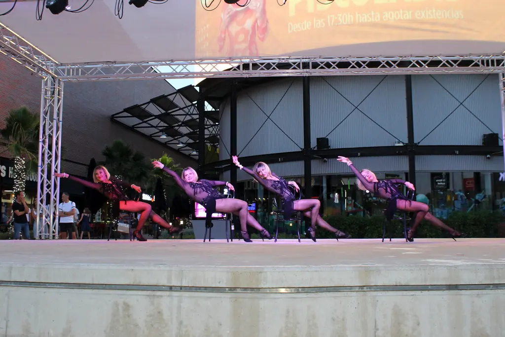 Varias mujeres haciendo coreografía