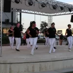 Personas con camisetas negras bailando