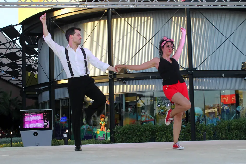 Pareja bailando delante de personas