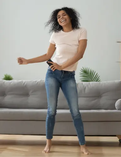 Mujer alegre practicando baile en su casa